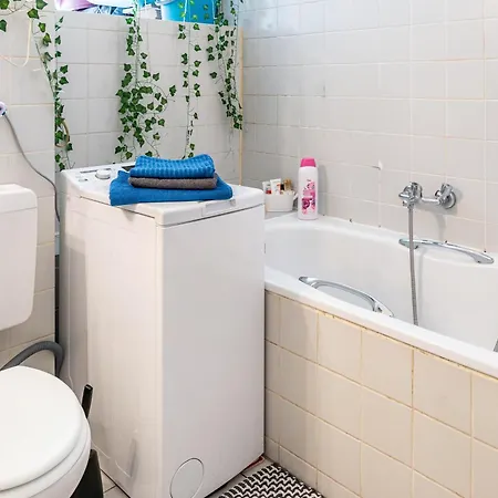 Charlottenburg Apartment *